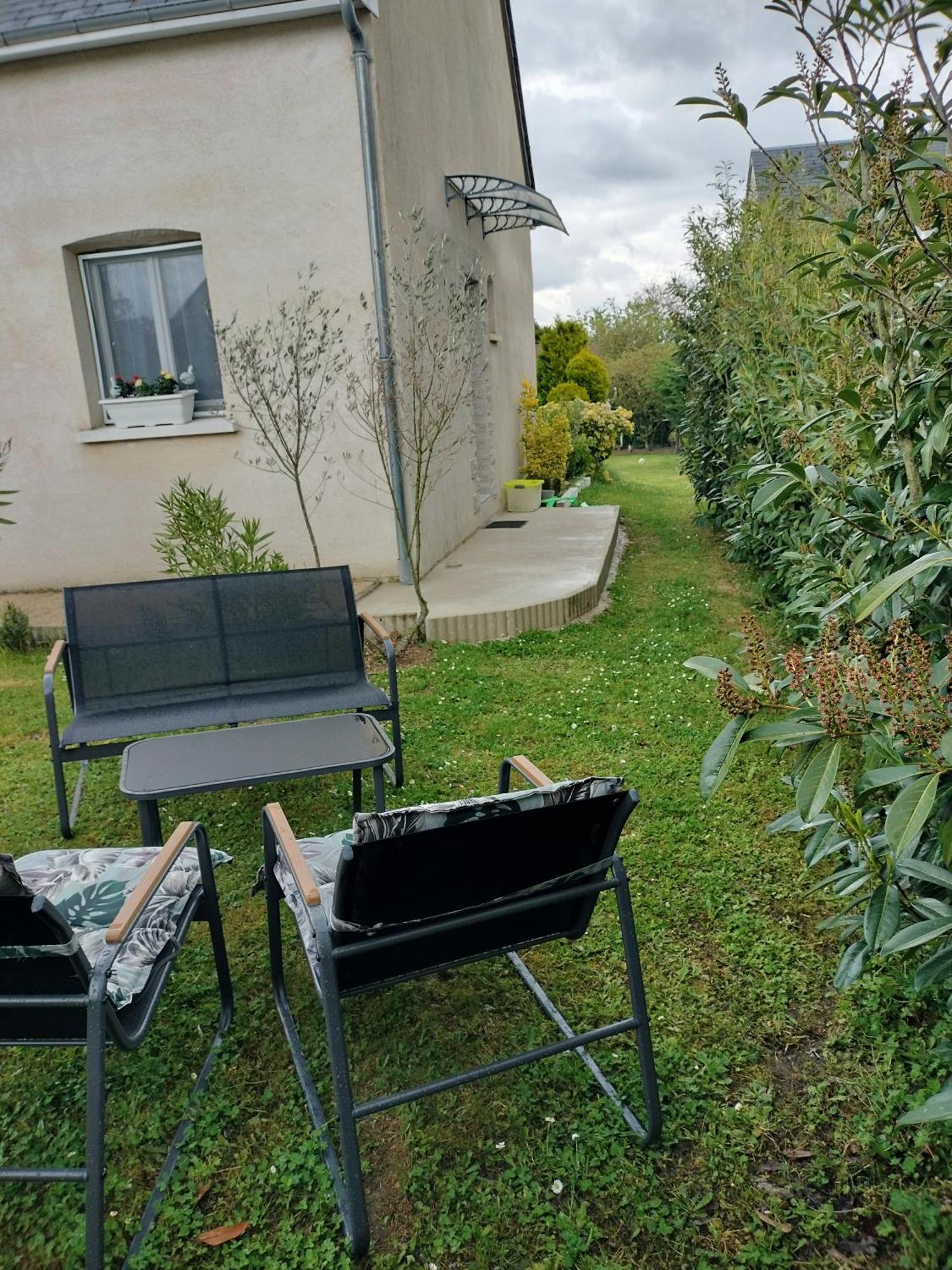 Un Studio Avec Une Entree Independante Thilouze Exterior foto